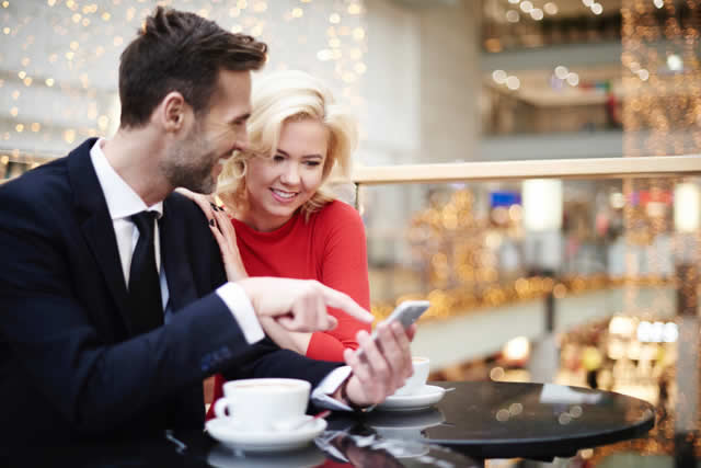 couple-on-cell-phone